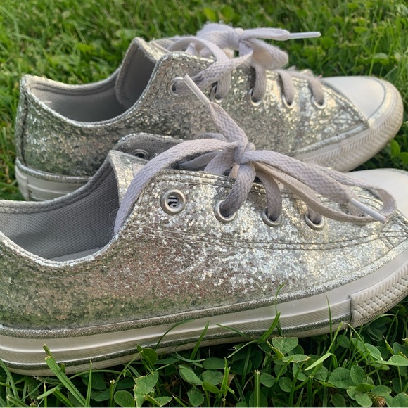 Kids converse- silver glitter like new size 2 youth - Picture 2 of 4